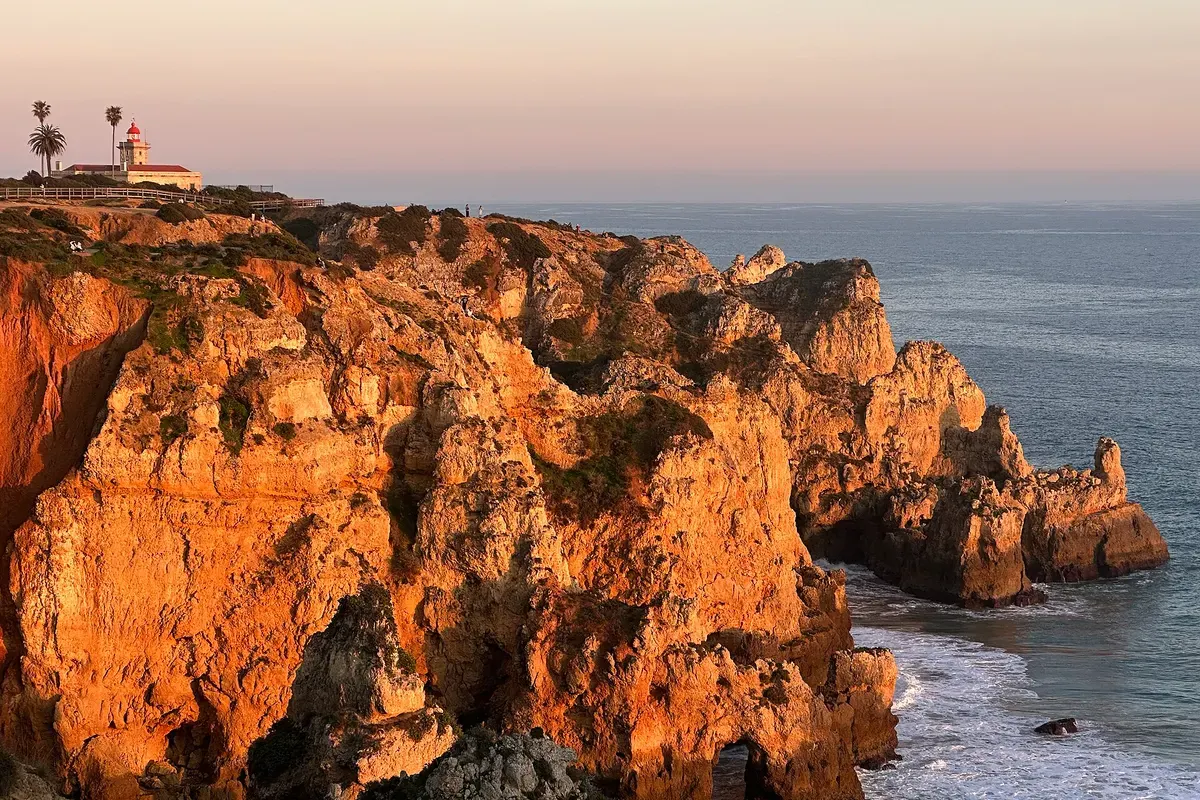 Oranje kliffen en de vuurtoren van Ponta da Piedade bij Lagos bij zonsondergang