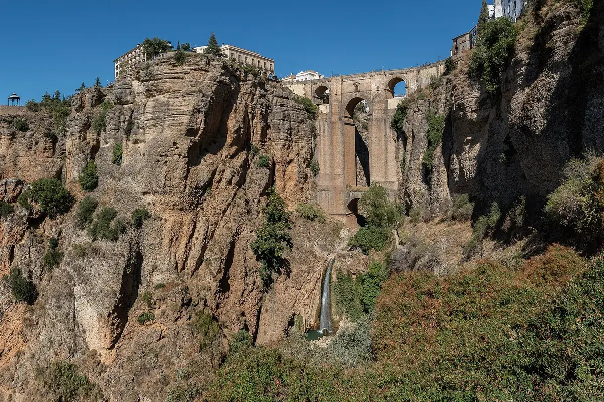De Puente Nuevo in Ronda, een stenen brug over de kloof El Tajo met een waterval eronder