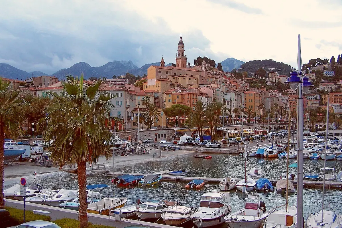Oude stad van Menton met de klokkentoren boven de jachthaven, Côte d'Azur