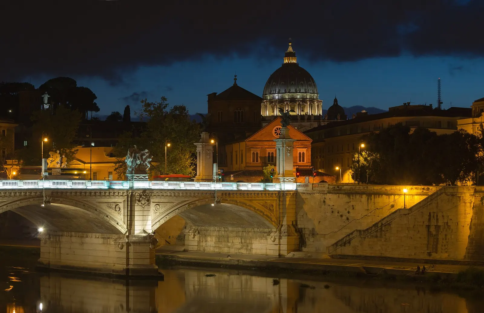 De Ponte Vittorio Emanuele II met de Sint-Pieter in Rome