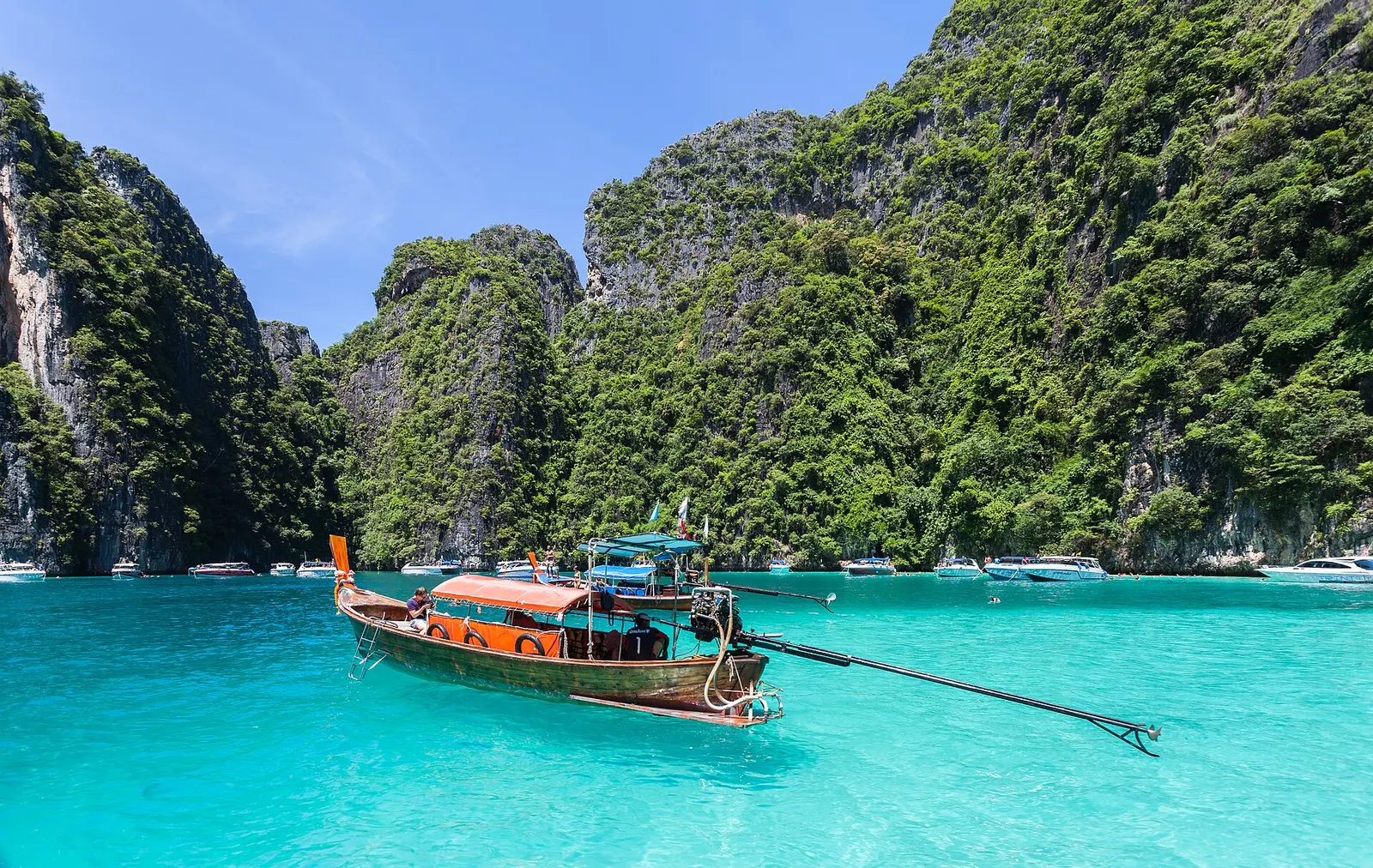 Longtailboot voor de kalkrotsen van Zuid-Thailand
