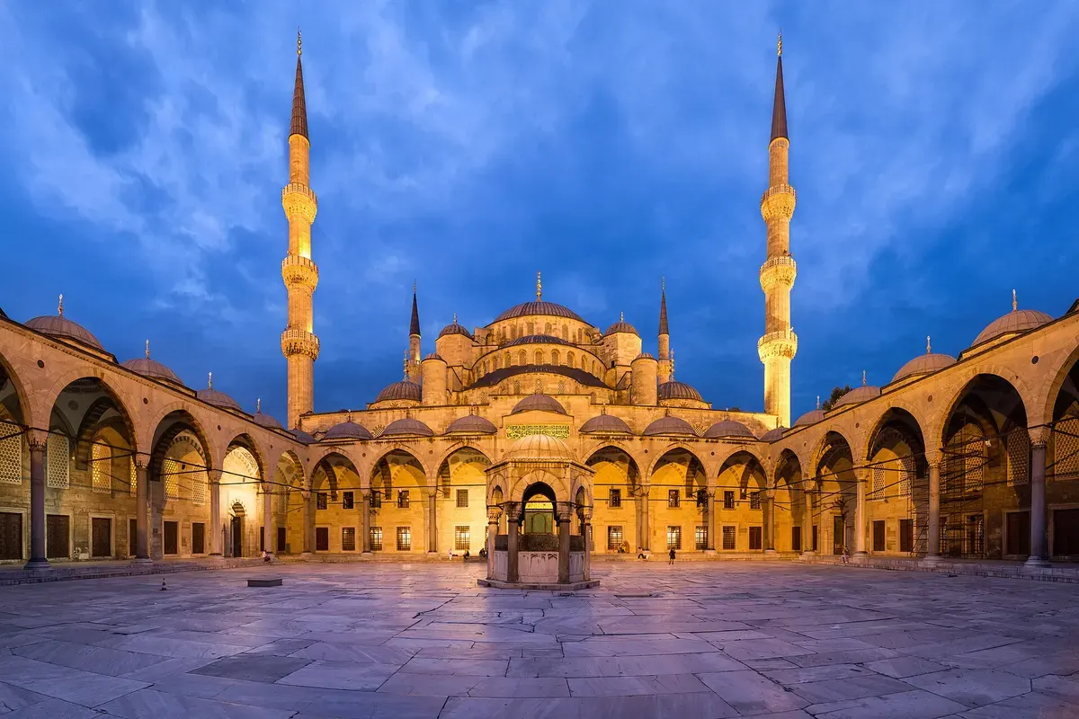 De binnenplaats van de Blauwe Moskee in Istanbul bij schemering