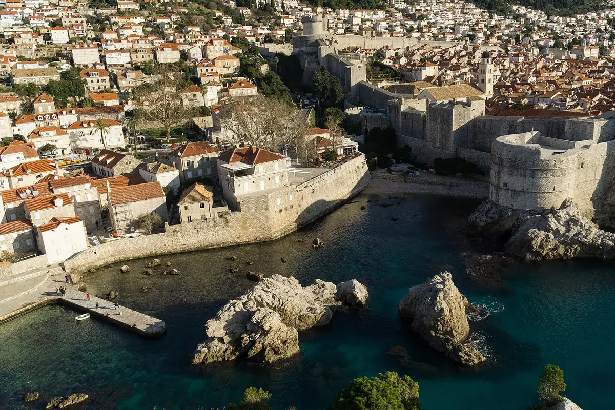 Stadsmuren en oude stad van Dubrovnik aan de Adriatische Zee, gezien vanaf fort Lovrijenac