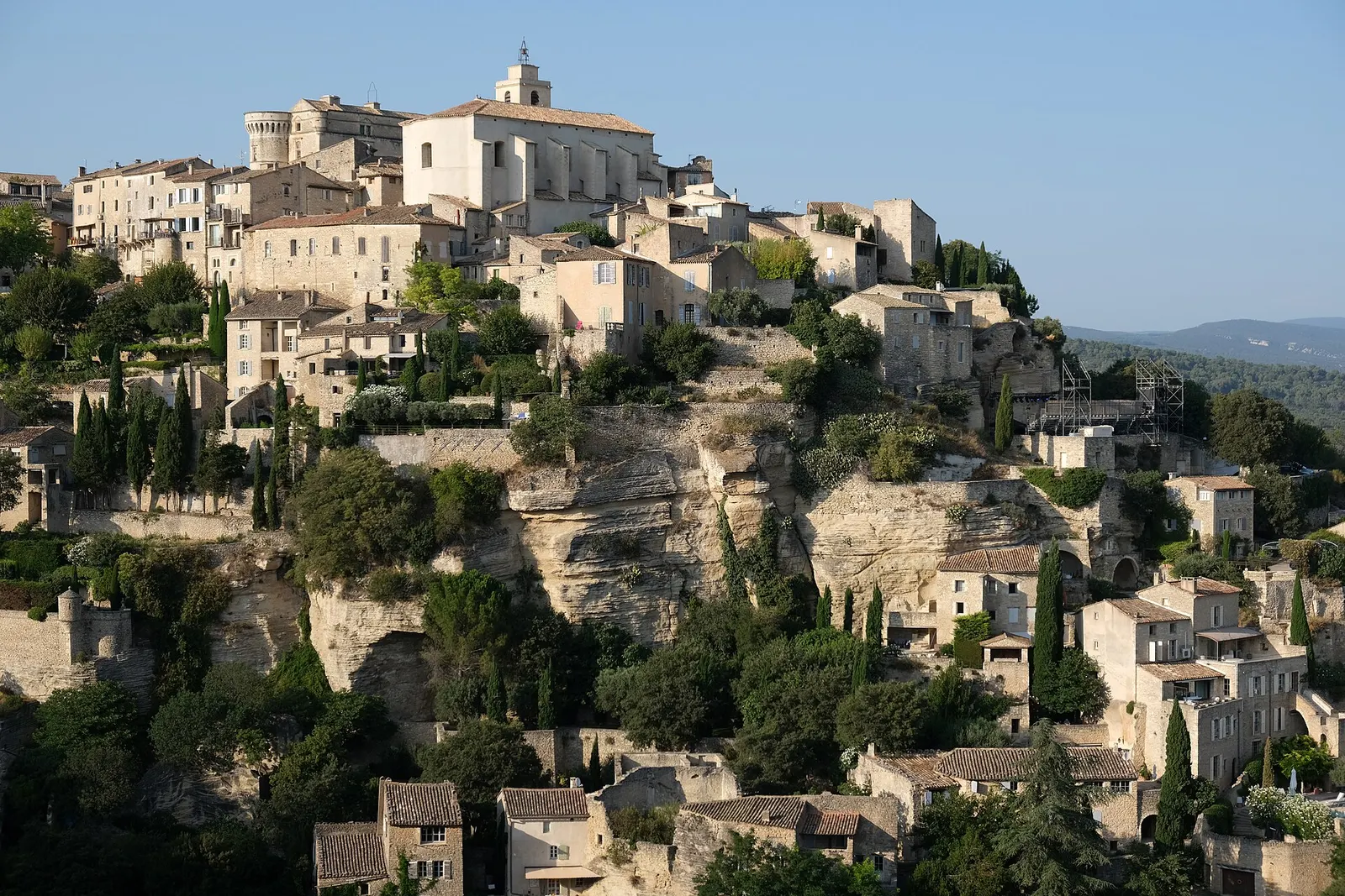 Het heuveldorp Gordes in de Provence, op de rots boven de vallei