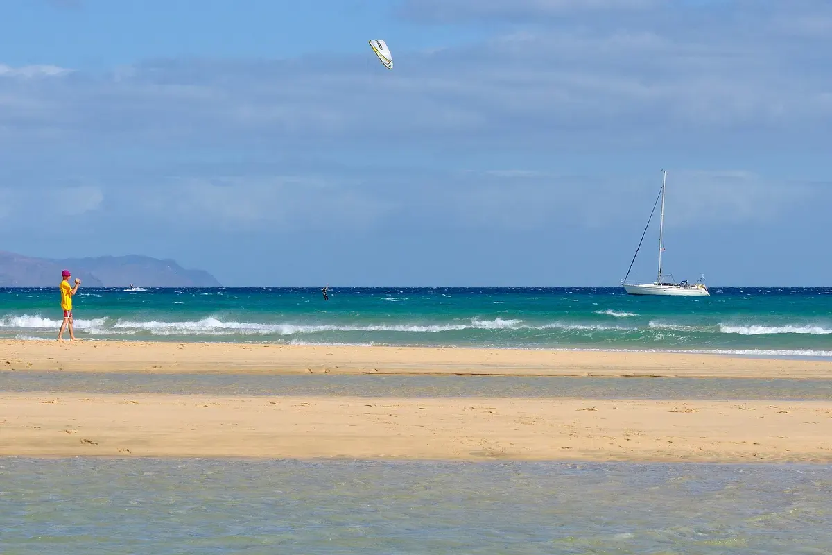 Breed zandstrand en ondiepe lagune bij Costa Calma op Fuerteventura