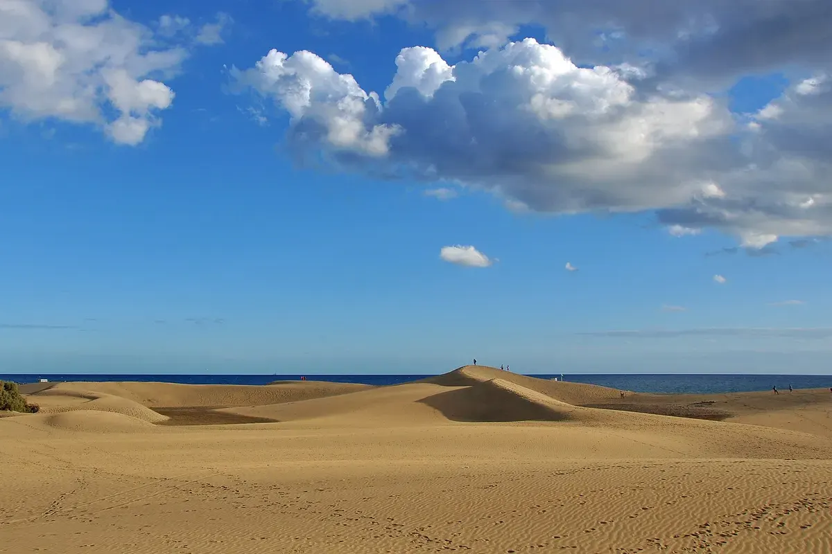 De zandduinen van Maspalomas in het zuiden van Gran Canaria onder een blauwe lucht
