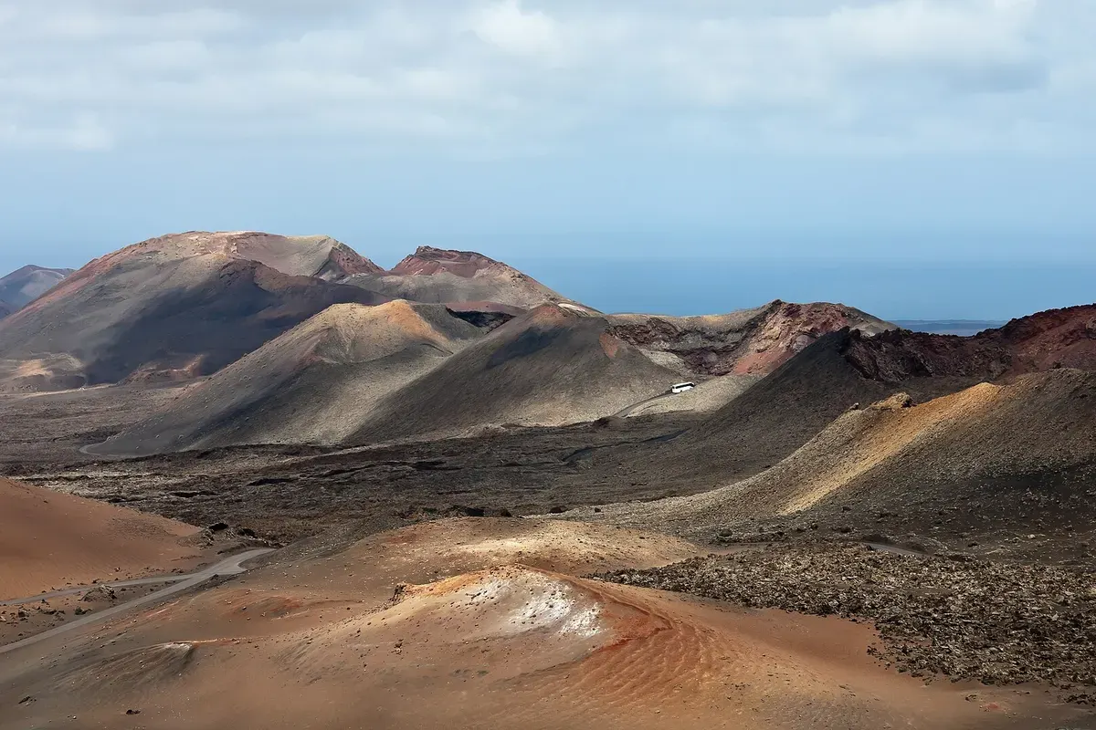 Rode en bruine vulkaankegels in Nationaal Park Timanfaya op Lanzarote