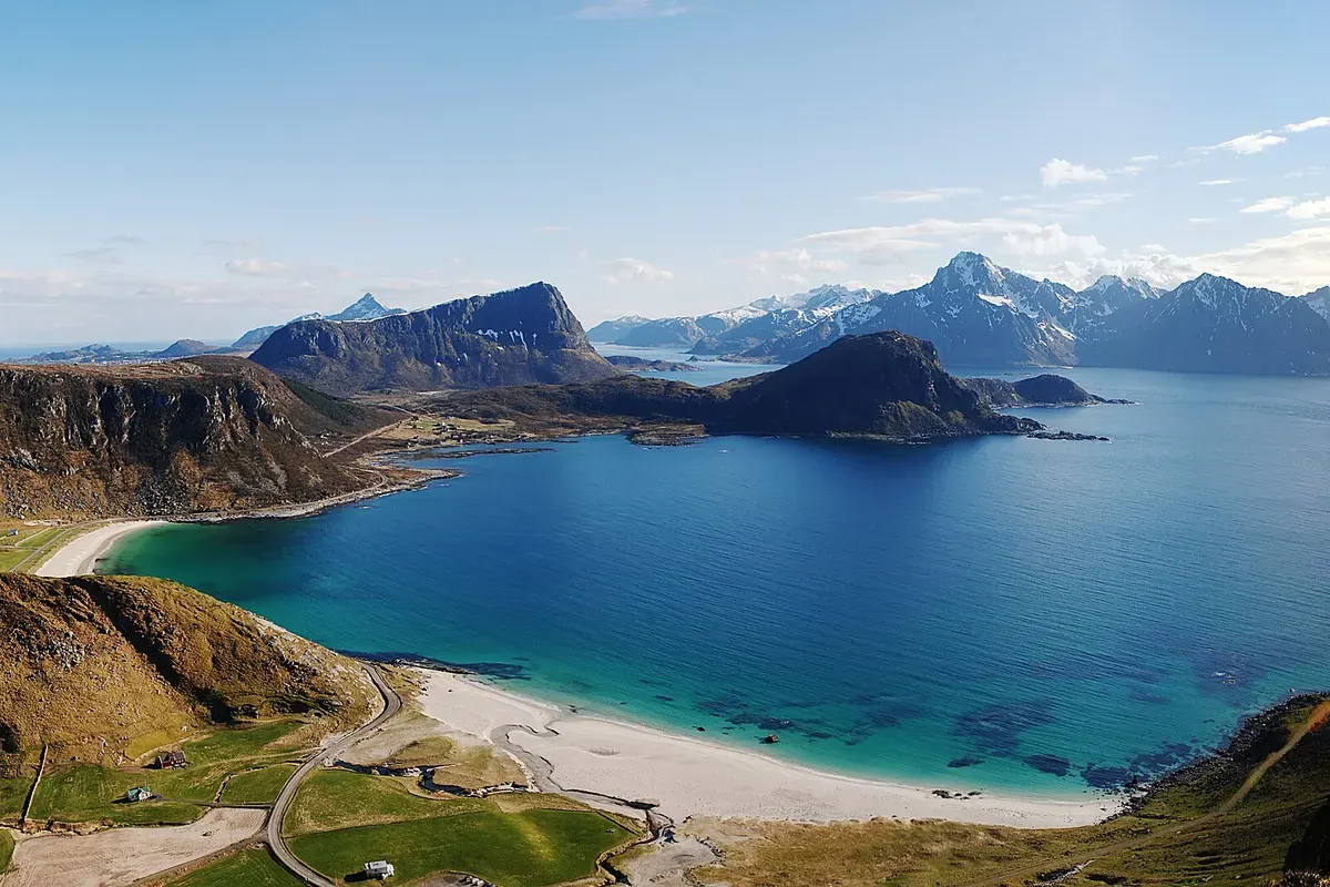 Het witte strand van Haukland met turquoise water en bergen op de Lofoten