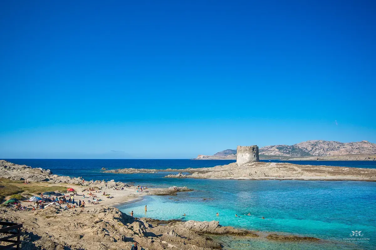 Witte kalkrotsen en helder turquoise water bij een baai aan de oostkust van Sardinië