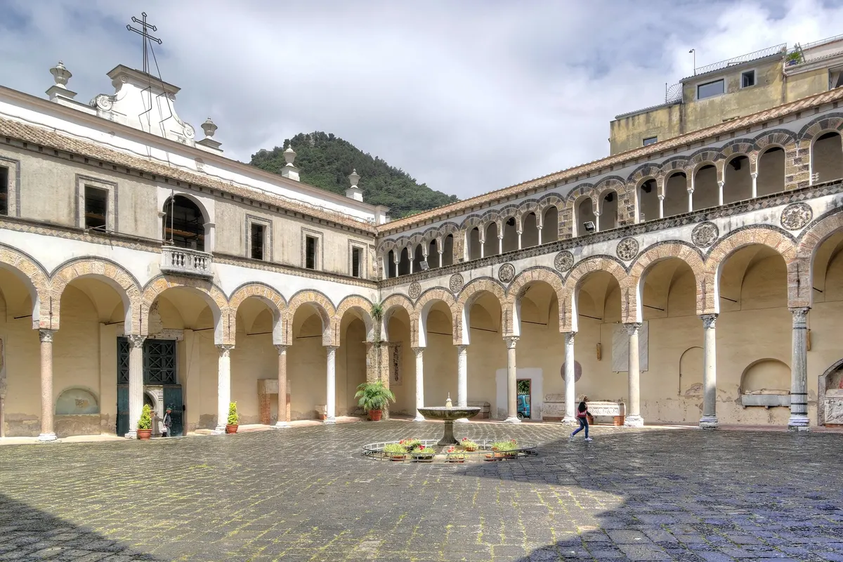 De Amalfikust vanaf Salerno, Italië